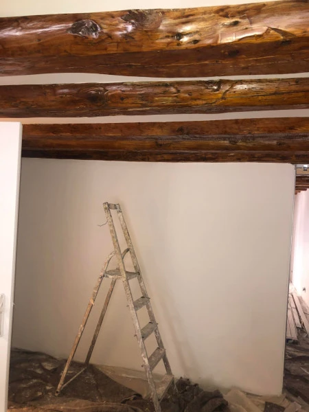 Peintre des poutre en l'azure